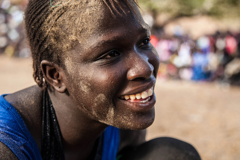 Aminata vient de perdre son combat. Elle espère continuer à progresser dans la discipline. La lutte traditionnelle est différente de la lutte olympique, et les filles doivent apprendre certaines techniques si elles désirent emmener leur passion à un autre niveau. 