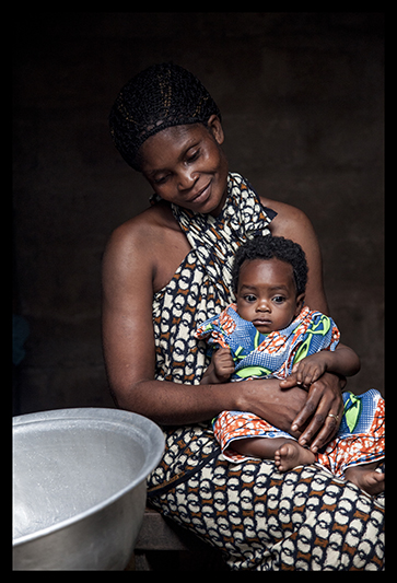 Geneviève Boko et sa fille Marina, 6 mois, la benjamine de la famille Kossou Togbedji. La “cérémonie de sortie” est aussi appelée “Vodounkon, ce qui veut dire “se rapprocher de la divinité”. 
