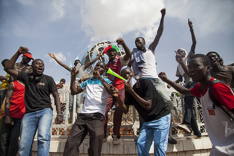 Le lendemain, après l’annonce de la démission de Blaise Compaoré et de la dissolution de son gouvernment, les rues de Ouaga étaient pleines d’une foule en liesse. 