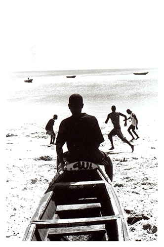 Traversée - Pour 400 à 600 000 francs CFA (600 à 900 euros) par personne, des convois de pirogues emmènent les prétendants au voyage vers les îles Canaries. 