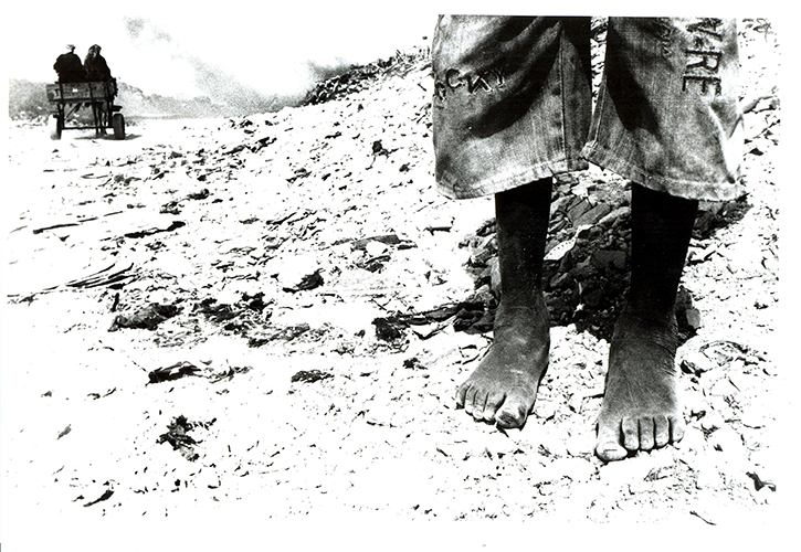 Petits pas - Aliou a 9 ans. Quand je lui demande depuis combien de temps il travaille ici, il répond « très longtemps ». Il ne porte pas de chaussures de sécurité, pas de chaussures du tout. « Les enfants ne devraient pas avoir le droit d’entrer à la décharge, affirme le secrétaire général de l’association Bok Diom, qui rassemble quelques 800 récupérateurs. Mais il n’y a aucun contrôle de l’Etat ici. » 