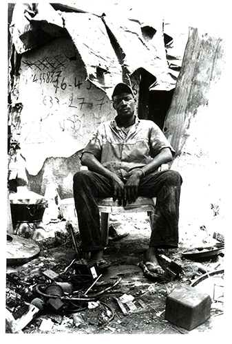 Risques - Modou Sow trie et récupère tout, en particulier le fer et le cuivre. Il admet que c’est dangereux de faire brûler les fils pour récupérer le cuivre, “mais on travaille avec les risques”. Ses enfants sont encore petits, il ne les amène jamais ici.