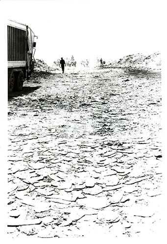 Tapis - Certains chemins de Mbeubeuss sont tapissés d’aluminium. Cannettes ou conserves sont placées sur la voie où défilent les camions pour aplatir la matière et la ranger plus facilement dans de grands sacs. Toutes les matières premières se vendent au poids, ici même, sur le site. 