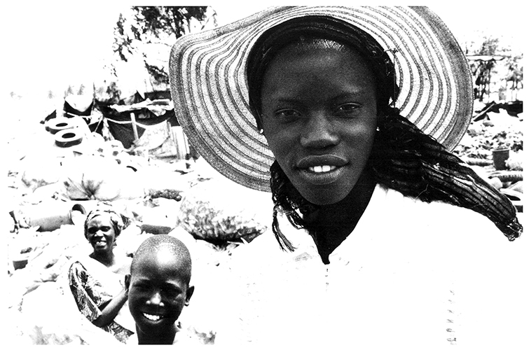 Et après ? - Depuis plusieurs mois, Fatou Ndiaye, qui n’a pas 20 ans, travaille sur l’emplacement de Pape Ndiaye. Elle a arrêté l’école tôt, et passe maintenant ses journées à ramasser le fer, le plastique, ou l’aluminium. Quand la décharge fermera, elle « ne sait pas » ce qu’elle fera. Elle s’en remet au ciel. Selon Pape Ndiaye, qui travaille à Mbeubeuss depuis 40 ans, « Dieu ne ferme jamais toutes les portes ».