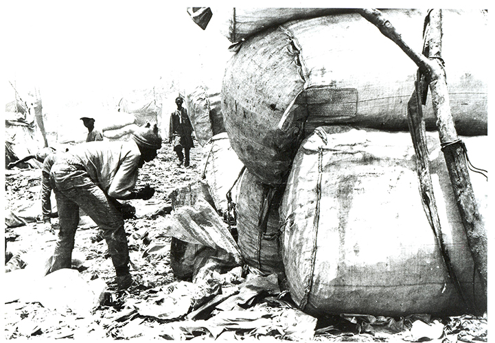 Devant chez Tabaski - De jeunes apprentis s’affairent devant l’emplacement d’un récupérateur appelé Tabaski. A Mbeubeuss, il y a ceux qui n’ont pas de cabane, et qui ne font que trier, parfois sans gants et sans chaussures fermées. Les autres, plus anciens, et plus « nantis », ont un emplacement fixe, un abri et des apprentis. 