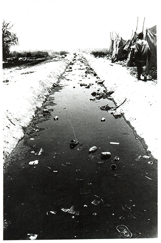 Canal - Près du canal de Baol, les gens sont souvent originaires de l’intérieur du Sénégal, de la région de Diourbel. Là-bas se trouve une ville nommée Baol, dont ce quartier de Mbeubeuss a hérité du nom. 
