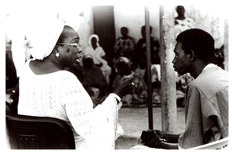 Sensibiliser - Réunion du collectif. L’association voulait créer une radio communautaire pour mieux relayer son message mais n’a pas pu obtenir de fréquence. Les fonds ont donc été réalloués pour l équipement d'un centre communautaire de formation des femmes et des jeunes filles.