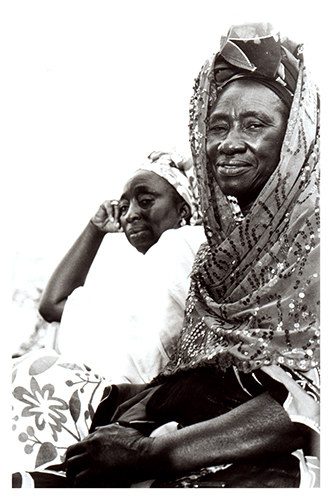 Se mobiliser – Ndei Gueye (à gauche) et Ndela Dafé, membres du COFLEC. Ndela a perdu un de ses fils en mer. Un des fils de Ndei a lui réussi la traversée, avant d’être rapatrié. L’association compte aujourd’hui plus de 350 membres. 