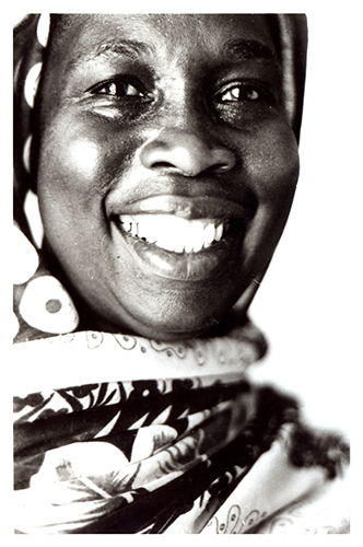 Retrouver la paix - Le collectif a créé des activités génératrices de revenus, unités de transformation de poissons, artisanat ou ateliers de teinture. Aram Leye travaille depuis 2007 à l’unité de fabrication de jus de fruits. « Maintenant tout a changé. J’ai pu oublier un peu la perte de mon fils, et j’ai réussi à retrouver la paix intérieure. »