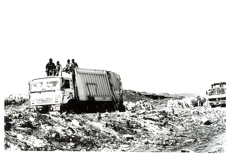 Manège - Quelques 400 camions traversent chaque jour la décharge. Les opérateurs privés s’arrêtent à Gouye Gui, près de l’entrée du site, alors que les camions-benne de la municipalité vont décharger sur une plateforme au cœur de Mbeubeuss. 