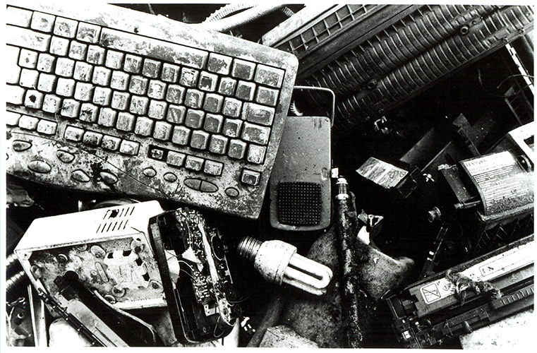 E-waste - Parmi les immondices, on trouve de plus en plus de déchets issus des équipements électriques et électroniques, que les initiés appellent « D3E », ou « e-waste ». Réfrigérateurs, ordinateurs, claviers, ou imprimantes, tous les rebus de la technologie sont cassés et démantelés pour y récupérer plastique, cuivre, fer, plomb ou les précieux processeurs. Mais il y a aussi des matières toxiques dans le ventre des machines. Sans formation adéquate, le recyclage sauvage des D3E pose des risques pour la santé des récupérateurs et pour l’environnement.  