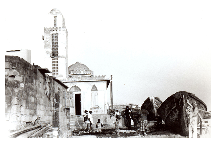 Prière salée - Sur ce morceau de plage de Thiaroye-sur-mer, surplombé par une mosquée, le bruit des vagues se mêle cinq fois par jour à l’appel à la prière.