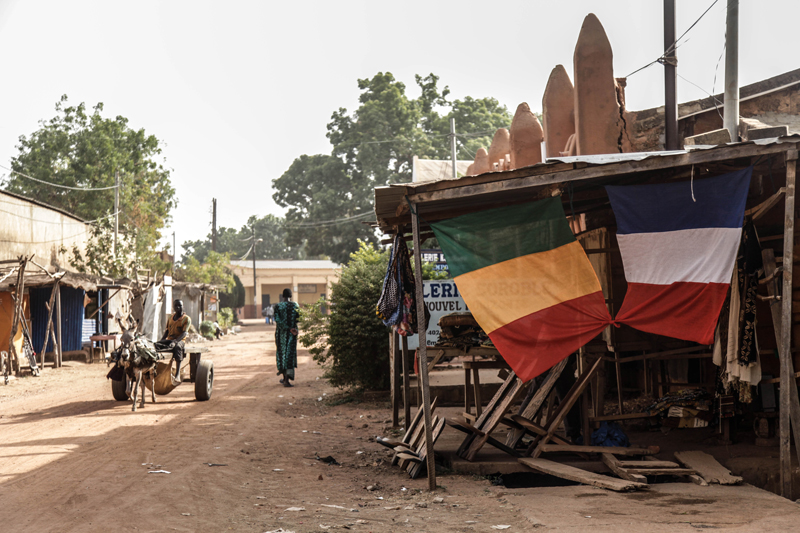 Depuis le début des opérations françaises pour aider l’armée malienne à reprendre les villes du Nord, les drapeaux des deux pays ont fleuri partout. Comme ici devant une échope de la ville de Ségou.
