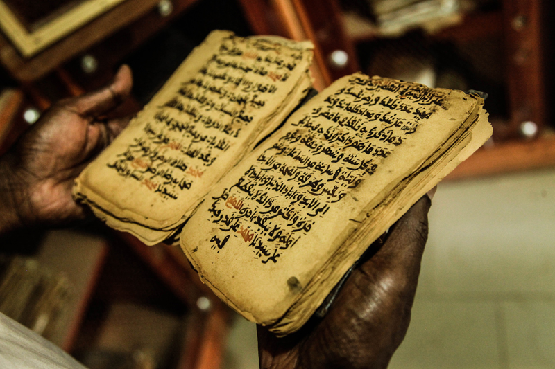 Ce sont des manuscrits similaires, écrits en arabe ou en ajami (retranscription en caractères arabes des langues peule, wolof, swahilie ou haoussa), à propos de domaines aussi variés que la science, la religion, l’astronomie, ou la médicine, qui ont été détruits ou emportés par des djihadistes lors de l’entrée des forces françaises et maliennes à Tombouctou.