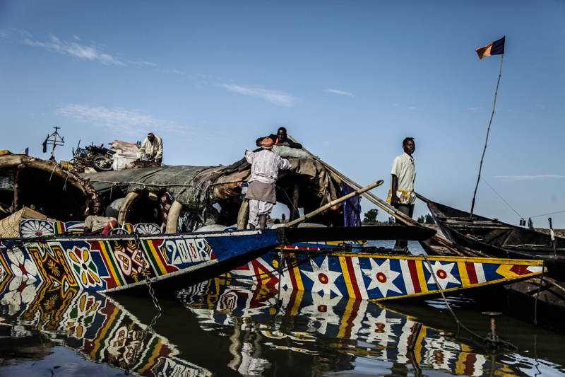 A Mopti, bordée par le fleuve Niger et le fleuve Bani, une partie de la population vit du transport fluvial. De nombreuses marchandises partent d’ici pour atteindre Tombouctou par voie d’eau. Il y a quelques semaines le gouverneur a temporairement suspendu le transport fluvial, craignant que les Islamistes ne s’inflitrent dans la ville par le fleuve. 
