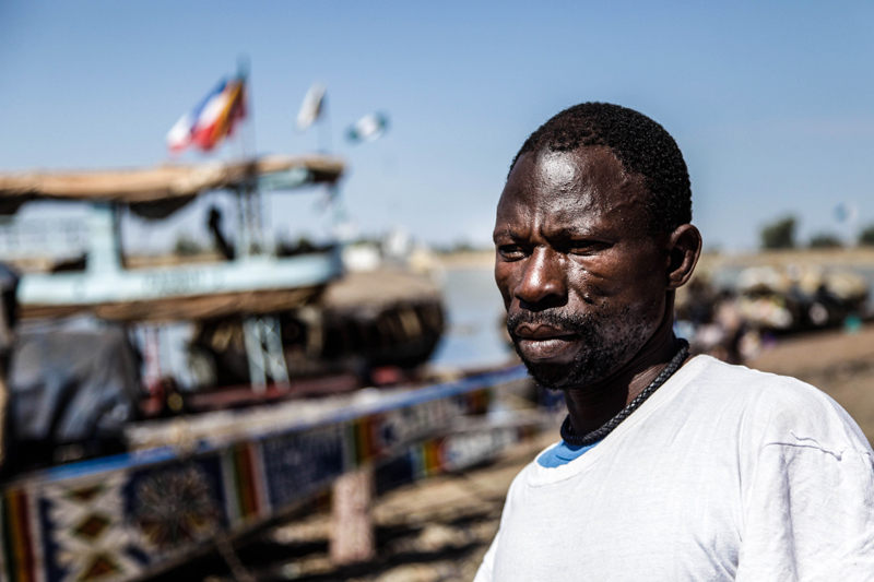Oumar Cissé a fui Tombouctou il y a 9 mois, quand les extrêmistes religieux ont pris sa ville. Depuis, il vit à Mopti dans des conditions très pauvres. Mais avec la nouvelle de la reprise de Tombouctou, il voudrait rentrer chez lui au plus vite. 