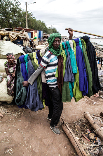 “Les affaires vont mal, surtout depuis le 11 janvier”, déplore Walli Ba, vendeur ambulant. Son fils aura 1 an ce 13 février et le jeune papa espère que d’ici là, la paix sera revenue. 