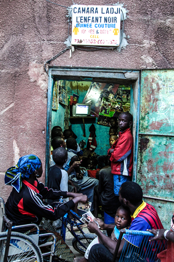 Pendant un cours instant, lors du match entre le Mali et la RDC, l’accent n’est pas sur la guerre et la reconquête du Nord, mais sur le ballon rond et la qualification du Mali pour la coupe d’Afrique des Nations. 