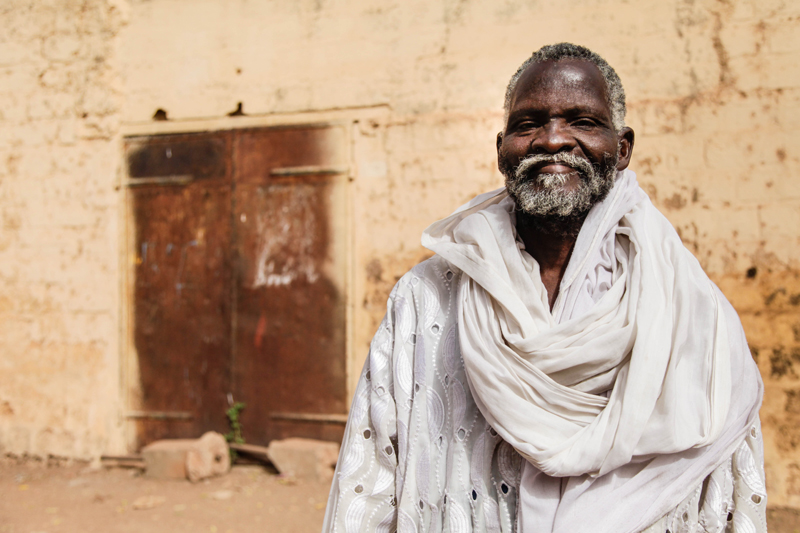 Kacim, commerçant d’origine burkinabée, vit au Mali depuis plus de 30 ans. Il attend la paix, et avec elle le retour des touristes qui alimentent une partie de l’économie de Ségou.