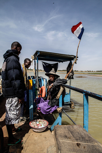 Un peu plus au Nord, sur le bac qui permet de rejoindre la ville de Djenné, encore des drapeaux français. Malgré des accusations d’exactions par l'armée malienne, les opérations militaires semblent avoir reçu un soutien massif de la population. 