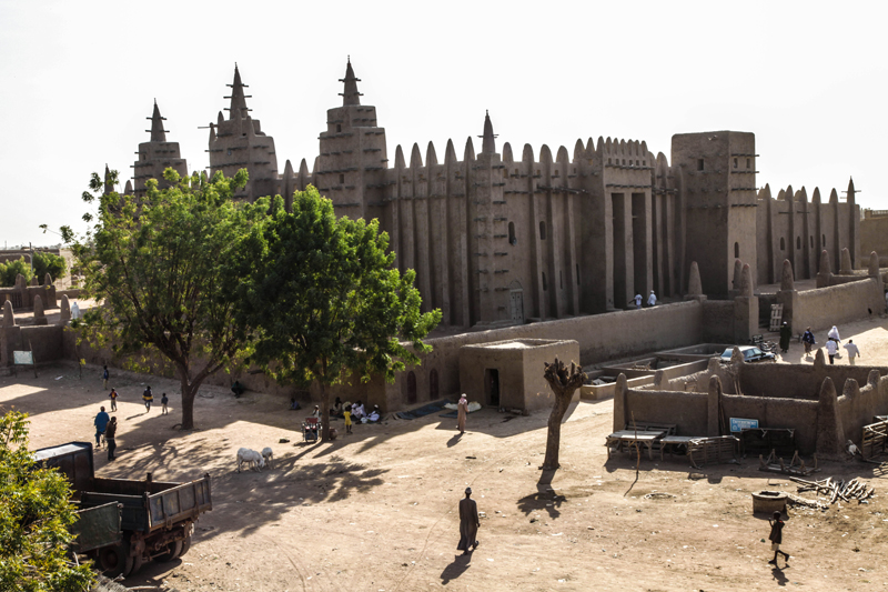 Dans la ville de Djenné, habitée depuis 250 avant JC, la grande mosquée date de 1907, mais le même site abritait avant une mosquée bien plus ancienne. 