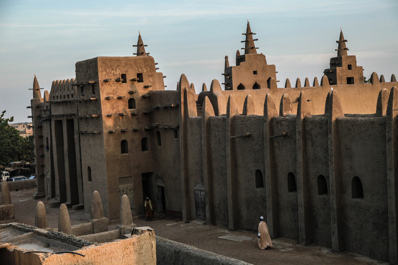 Tous les ans, les habitants participent à la rénovation de la Grande mosquée, inscrite au patrimoine mondiale de l’Unesco.